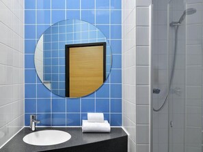 Douche, sèche-cheveux, serviettes fournies