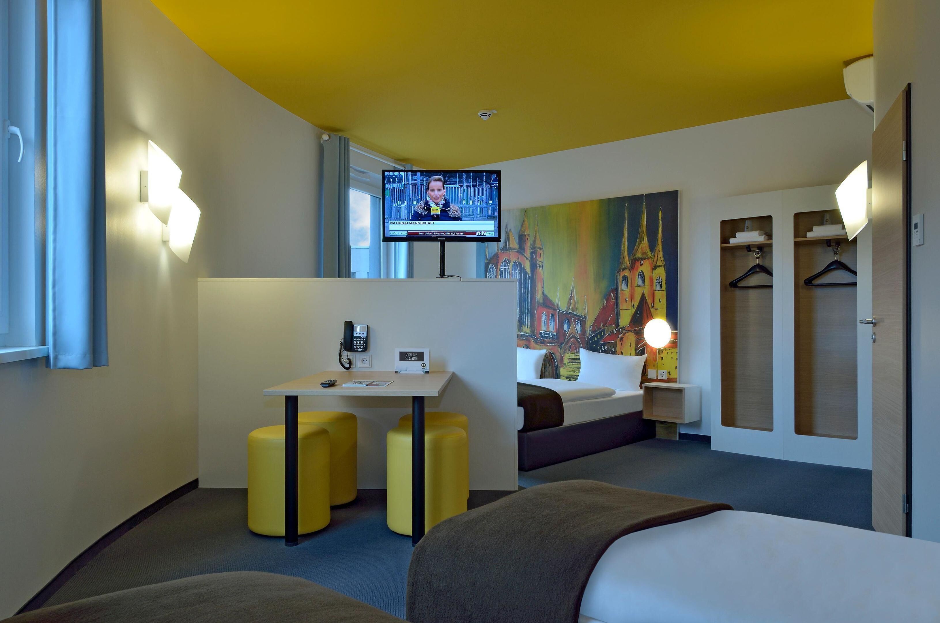 Desk, soundproofing, free WiFi, bed sheets