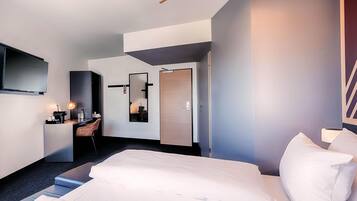 Desk, soundproofing, free WiFi, bed sheets