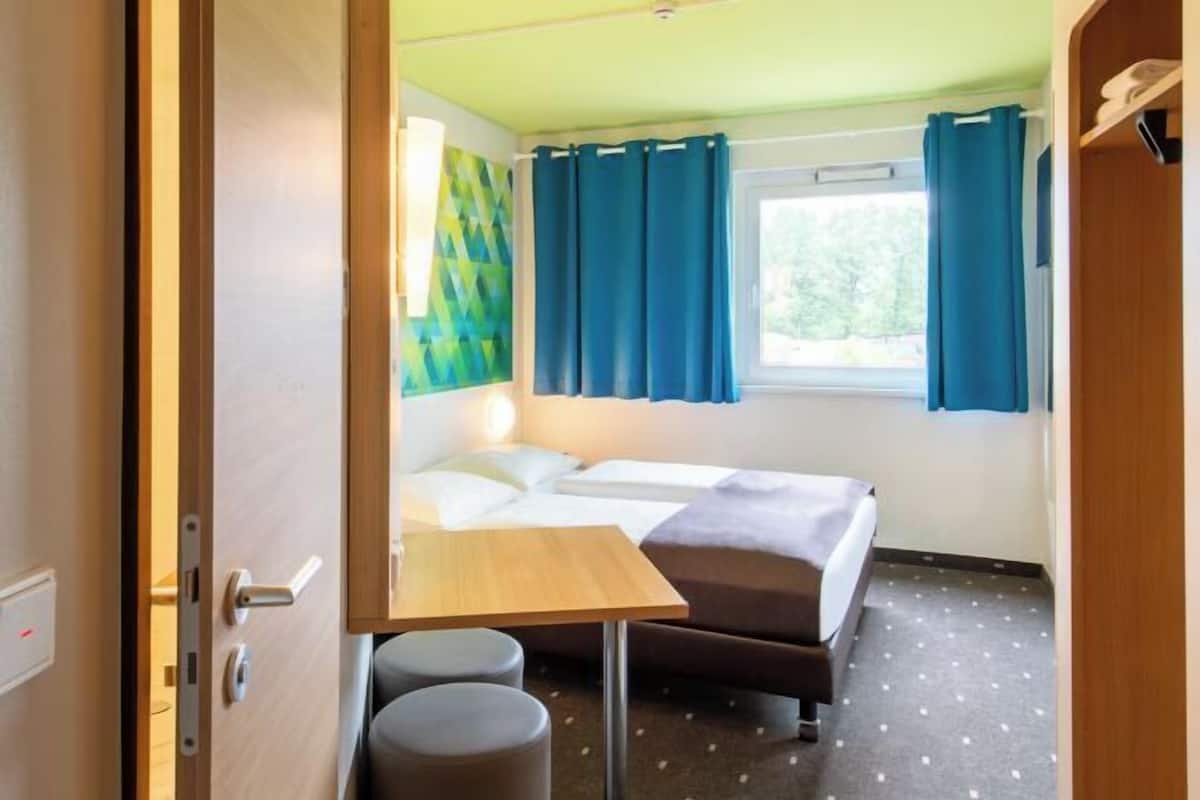 Desk, soundproofing, free WiFi, bed sheets