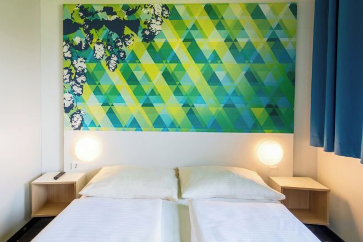 Escritorio, sistema de insonorización, wifi gratis y ropa de cama