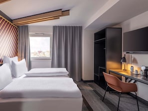 Desk, soundproofing, free WiFi, bed sheets - B&B Hotel Erlangen-Süd (Erlangen)