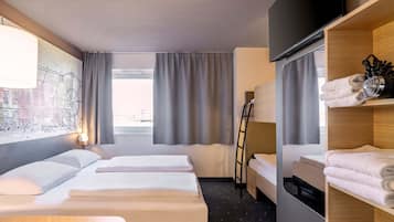 Quadruple Room | Desk, soundproofing, free WiFi, bed sheets