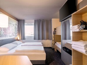 Habitación cuádruple | Escritorio, insonorización, wifi gratis y ropa de cama 