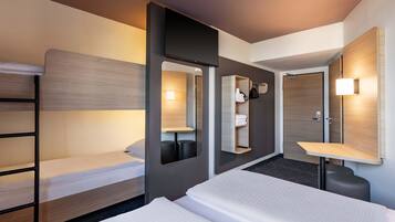 Quadruple Room | Desk, soundproofing, WiFi (free), bed sheets