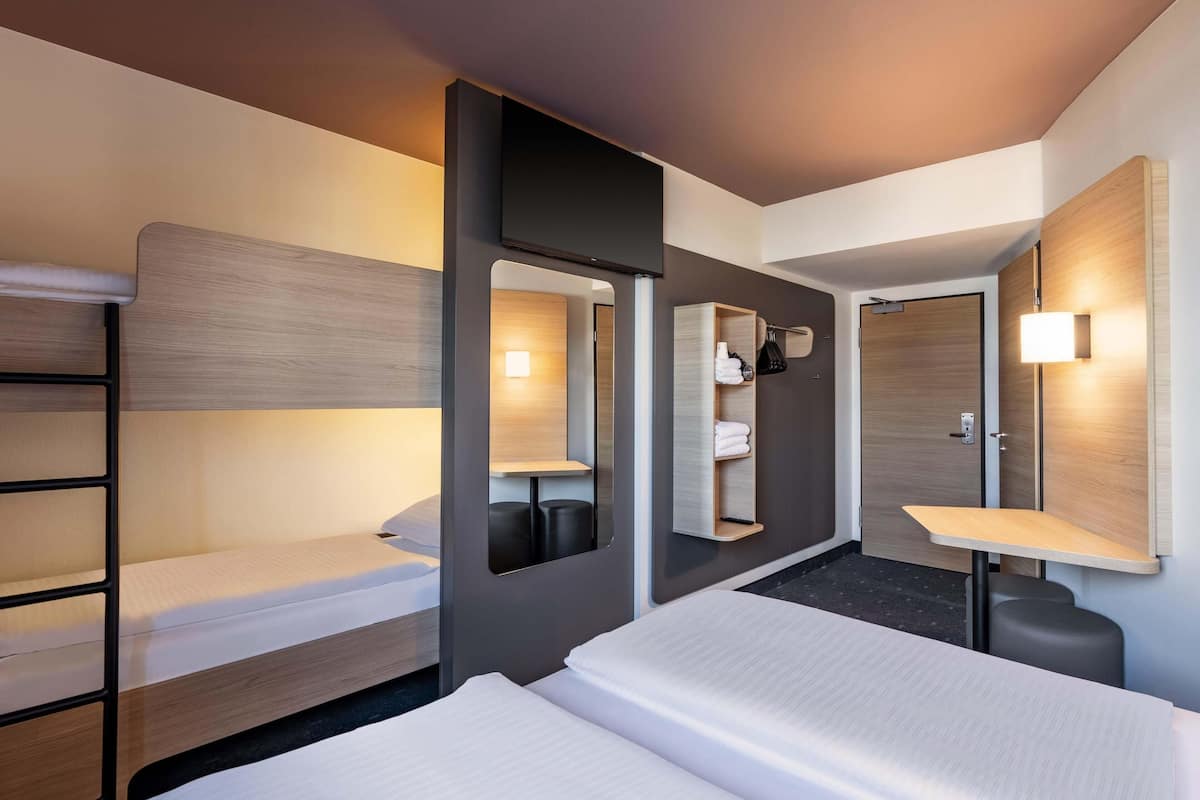 Quadruple Room | Desk, soundproofing, free WiFi, bed sheets