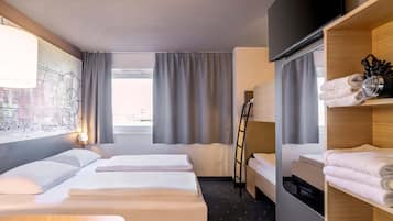 Habitación cuádruple | Escritorio, sistema de insonorización, wifi gratis y ropa de cama