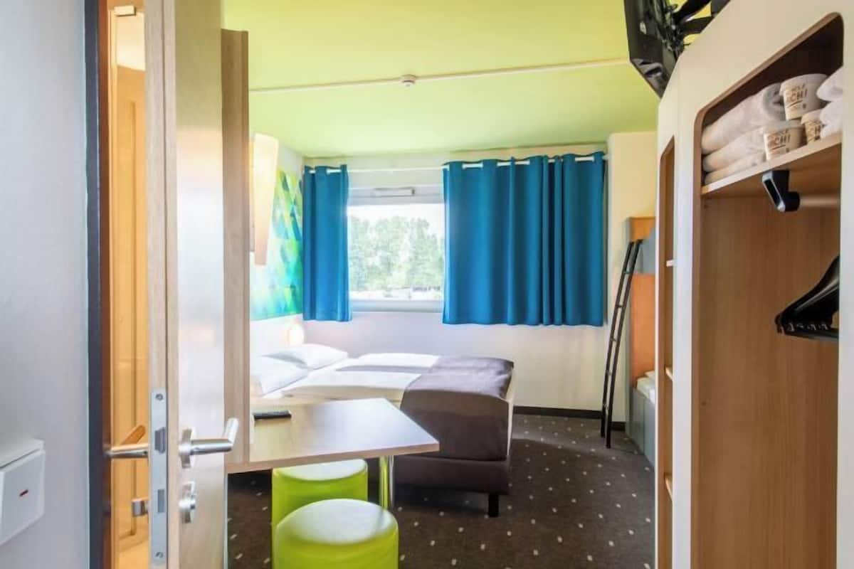 Desk, soundproofing, free WiFi, bed sheets