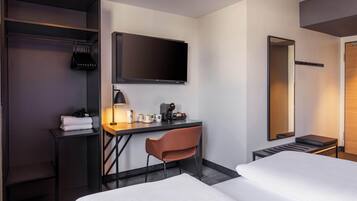 Desk, soundproofing, free WiFi, bed sheets