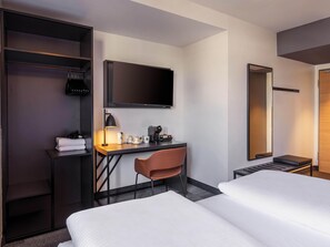 Desk, soundproofing, free WiFi, bed sheets - B&B Hotel Erlangen-Süd (Erlangen)