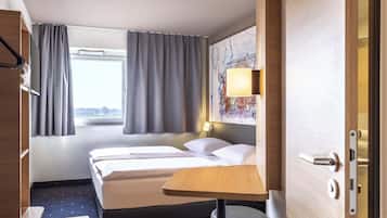 Desk, soundproofing, free WiFi, bed sheets