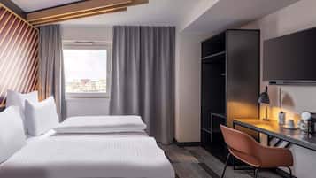 Desk, soundproofing, free WiFi, bed sheets