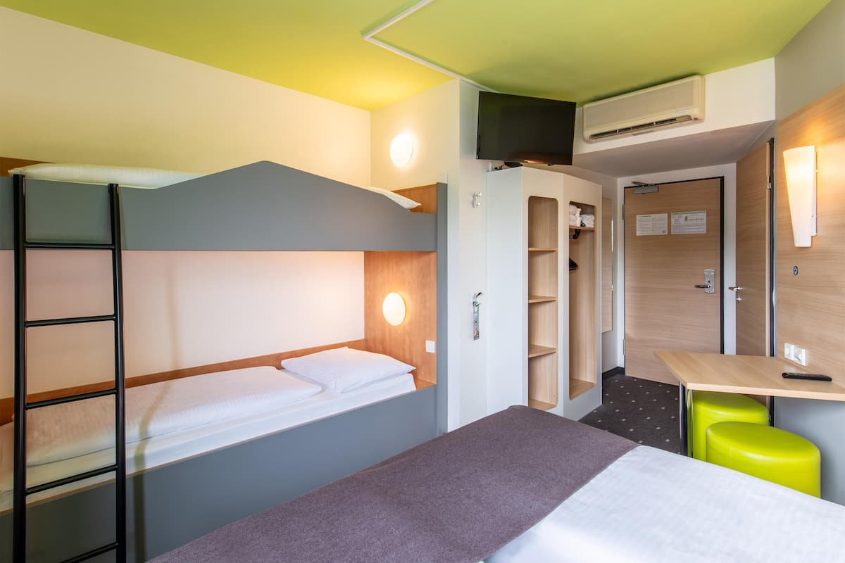 quadruple room | 1 bedroom, desk, soundproofing, free wifi