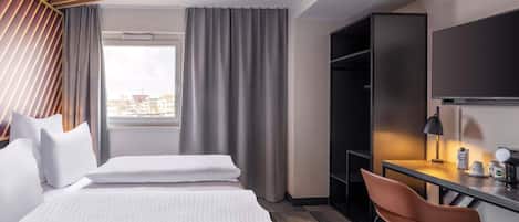 Desk, soundproofing, free WiFi, bed sheets