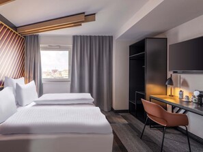 Desk, soundproofing, free WiFi, bed sheets - B&B Hotel Erlangen-Süd (Erlangen)