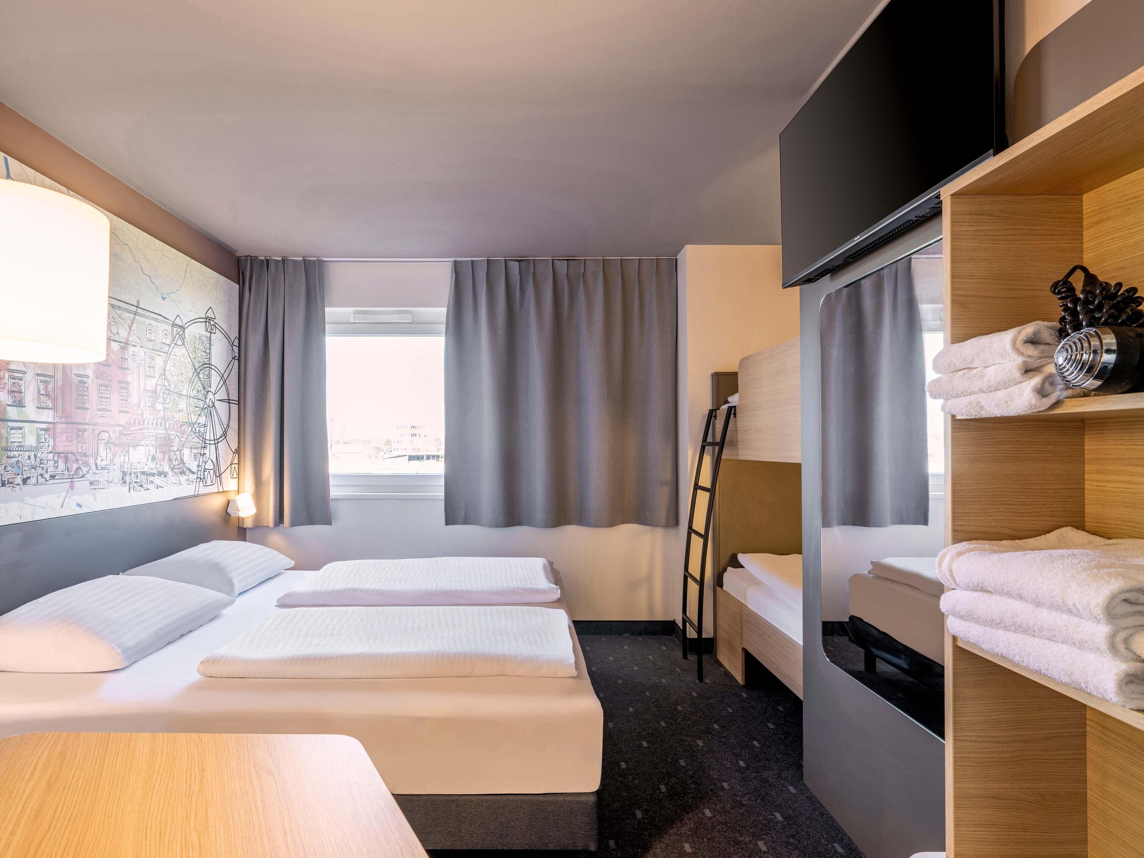 Quadruple Room | Desk, soundproofing, free WiFi, bed sheets