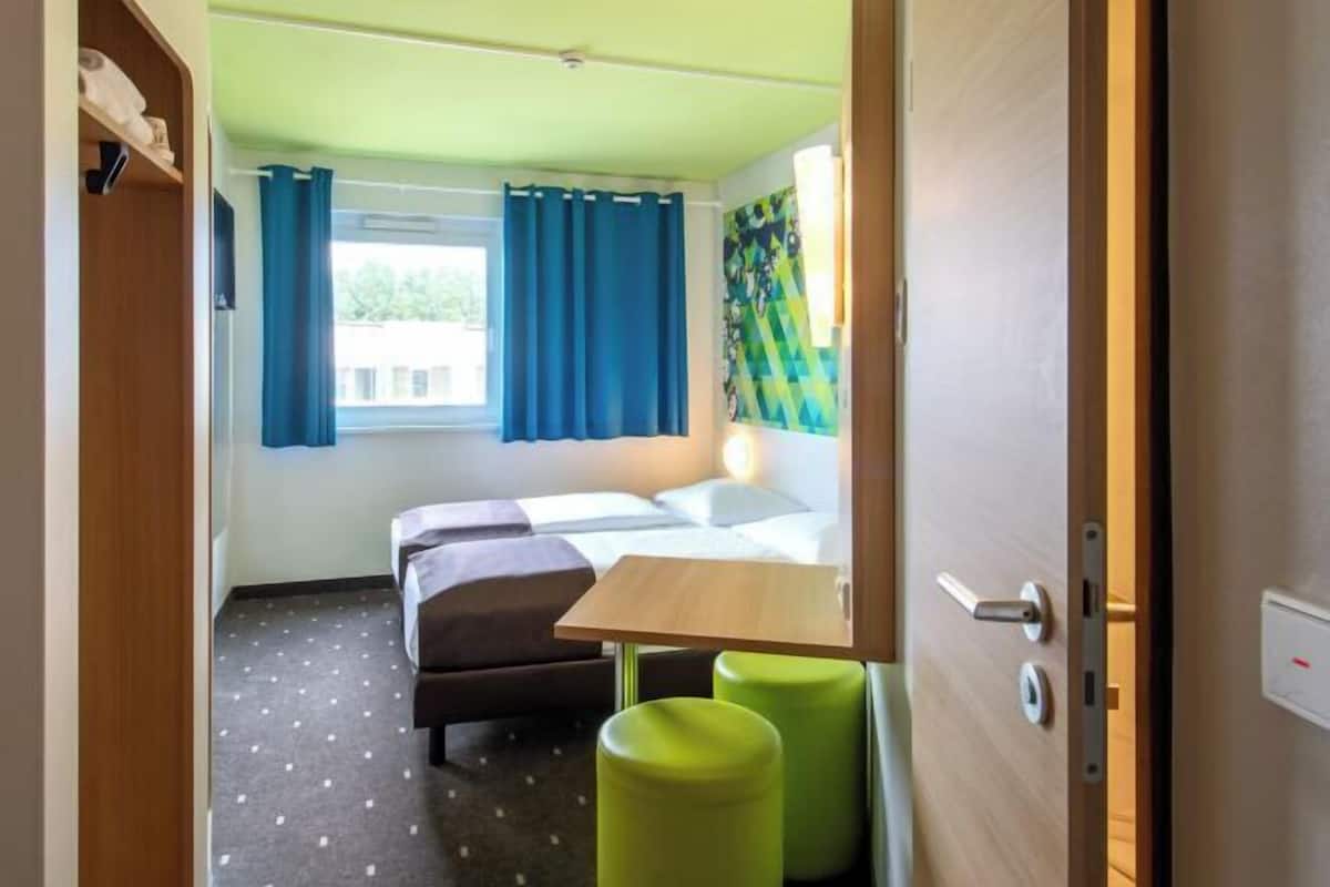 Desk, soundproofing, free WiFi, bed sheets