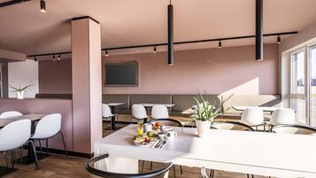 Een bureau, geluiddichte muren, gratis wifi, beddengoed