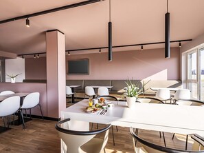 Desk, soundproofing, free WiFi, bed sheets