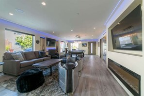 Smart TV, chimenea y oficina 