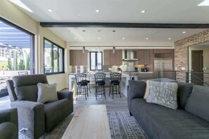 Smart-TV, peis og kontorer