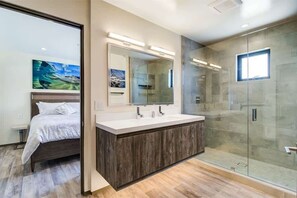 Dusche, Haartrockner, Handtücher, Shampoo