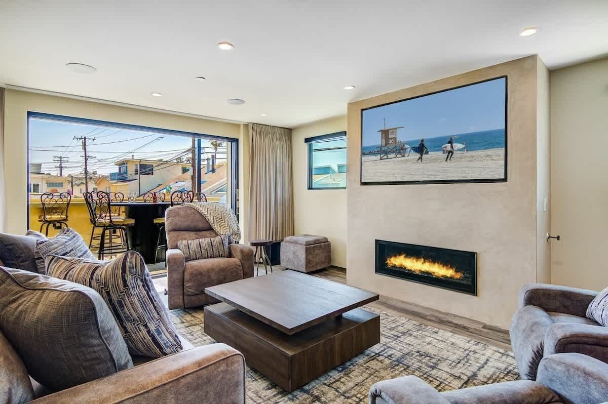 Smart TV, chimenea y oficina 