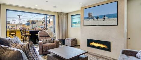 Smart TV, chimenea y oficina