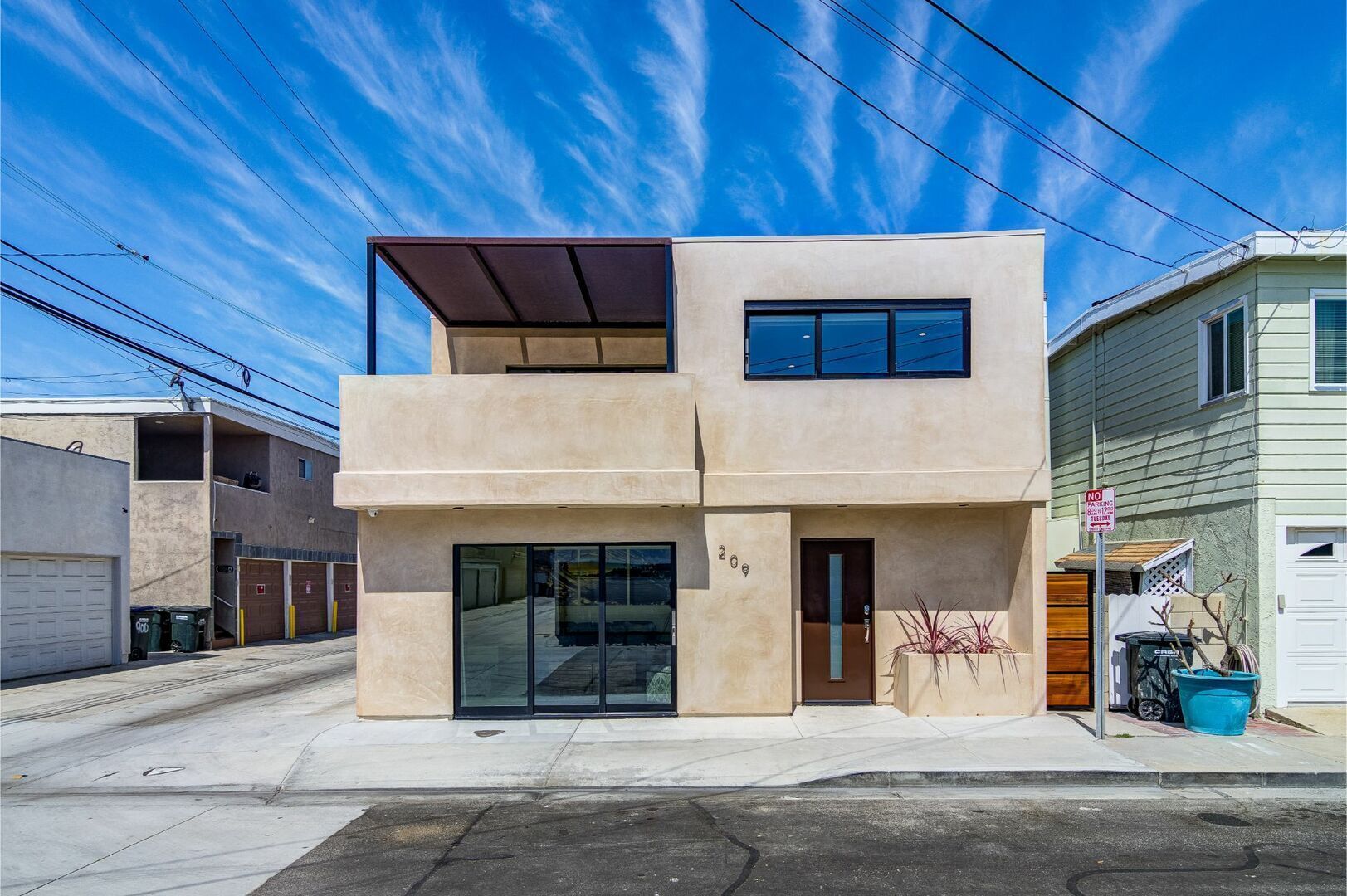 Contemporary home close to bay + beach