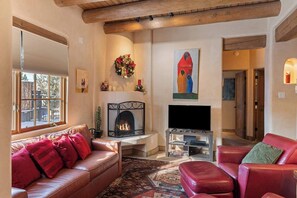 TV, fireplace, offices - Art Haven - Comfortable Home, Walk to The Plaza (Santa Fe)