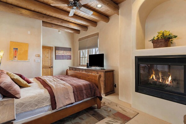 3 bedrooms, iron/ironing board, WiFi, bed sheets - Art Haven - Comfortable Home, Walk to The Plaza (Santa Fe)