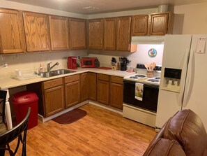 Jääkaappi, mikroaaltouuni, uuni, liesi