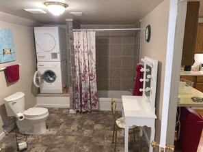 Combined shower/tub, hair dryer, towels