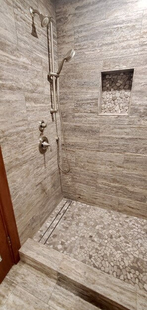 Combined shower/bathtub, hair dryer, towels, soap - New! Poipu Kapili, Sweeping Ocean & Fully Updated w/ Newly Installed Central AC (Koloa)