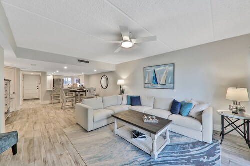 Deluxe ocean-view, poolside, first floor flat with 2 bedrooms, 2 baths