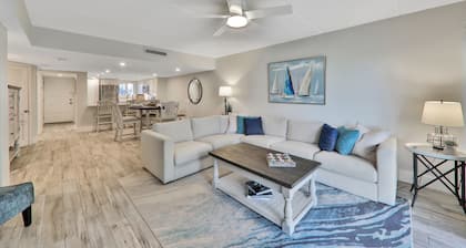Deluxe ocean-view, poolside, first floor flat with 2 bedrooms, 2 baths