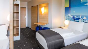 Dreibettzimmer | Schreibtisch, schallisolierte Zimmer, kostenloses WLAN, Bettwäsche