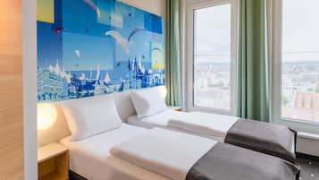 Desk, soundproofing, free WiFi, bed sheets