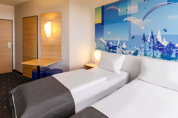 Desk, soundproofing, free WiFi, bed sheets