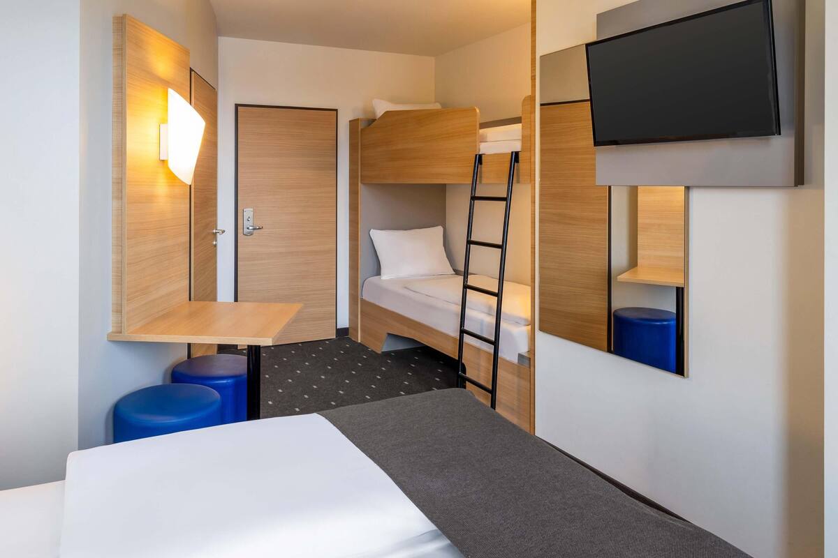 Quadruple Room | Desk, soundproofing, free WiFi, bed sheets