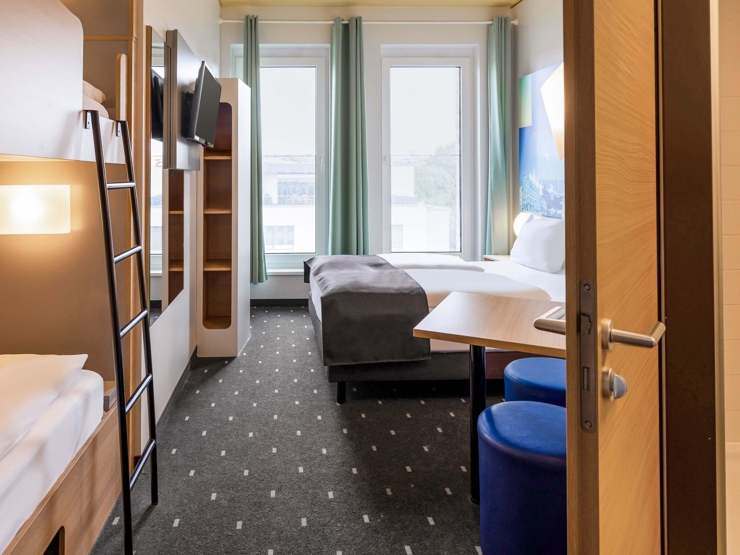 Quadruple Room | Desk, soundproofing, free WiFi, bed sheets