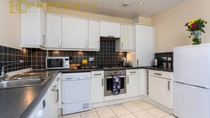 Superior House, Ensuite (Romulus Court) | Private kitchen - HC Property - Romulus Court (Newcastle-upon-Tyne)