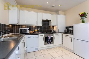 Superior House, Ensuite (Romulus Court) | Private kitchen