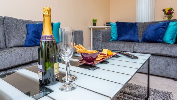 Superior House, Ensuite (Romulus Court) | Lounge - HC Property - Romulus Court (Newcastle-upon-Tyne)