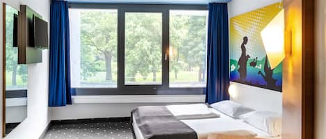 Escritorio, wifi gratis y ropa de cama