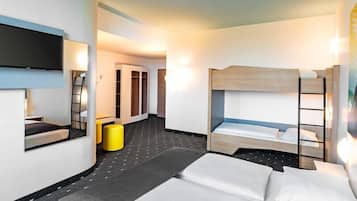 Habitación cuádruple | Escritorio, wifi gratis y ropa de cama