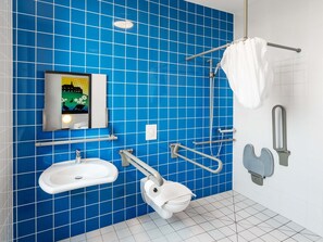 Shower, hair dryer, towels - B&B Hotel Göttingen-City (Goettingen)