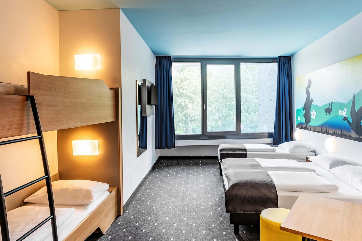 quadruple room | desk, free wifi, bed sheets