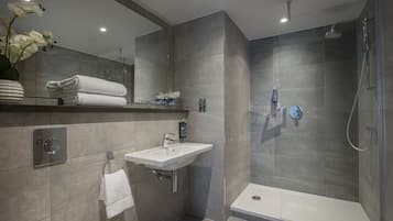 Articles de toilette gratuits, sèche-cheveux, serviettes fournies