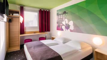 Desk, soundproofing, free WiFi, bed sheets